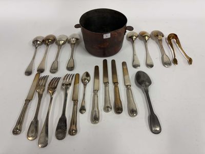 un assortiment d'argenterie comprenant des fourchettes, des cuillères et des cuillères