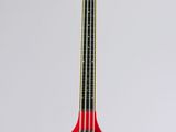 une photo d'une guitare basse électrique rouge accrochée au mur