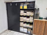 une étagère contenant de nombreux livres dans une pièce