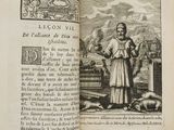 un vieux livre devant lequel se tient un homme