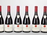 six bouteilles de vin rouge alignées sur une table