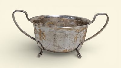 Confiturier à anses en métal argenté, la panse à côtes plate…