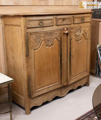une armoire en bois dans une pièce où il y a un tapis au sol