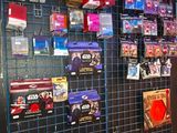 un mur sur lequel se trouvent de nombreux articles différents dans un magasin