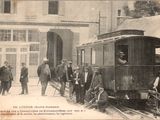 de nombreux hommes se tenant à côté d'un train qui se trouve sur les voies
