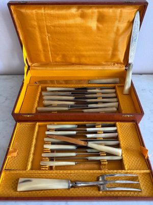un étui contenant tout un tas de couteaux