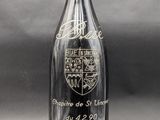 une bouteille de vin posée sur une table