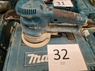 une ponceuse posée sur une table