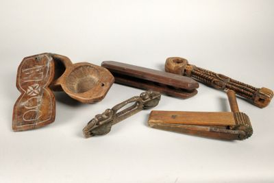 de nombreux objets en bois posés sur une table