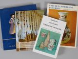 trois livres sont posés sur une table les uns à côté des autres