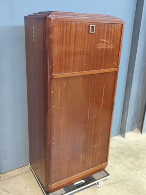 une armoire en bois posée sur un socle en métal