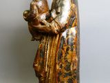 une statue ancienne d'une femme tenant un enfant dans ses bras