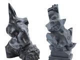 deux statues représentant un chien et un chat sur fond blanc
