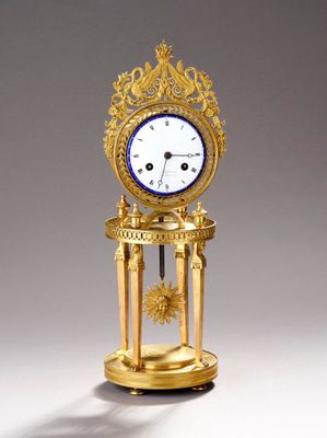 Pendule "squelette" en bronze doré et ciselé.