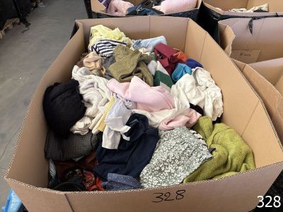 une boîte en carton remplie de vêtements dans une pièce