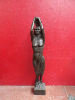statue d'une femme tenant un bol sur la tête