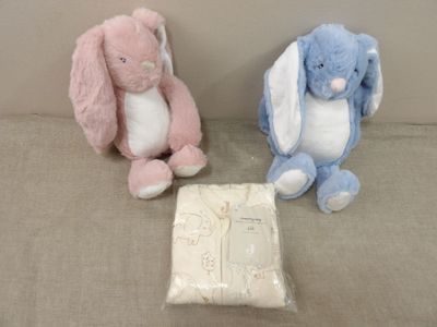 deux peluches assises l'une à côté de l'autre sur un canapé