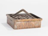une petite boîte en bois avec un dessin