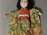une image représentant une poupée à l'effigie d'une femme vêtue d'un kimono