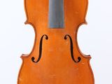 un vieux violon assis sur une surface blanche avec un fond blanc