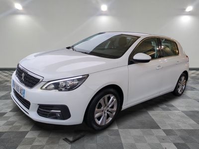 la voiture blanche est garée dans le garage sur un sol en damier