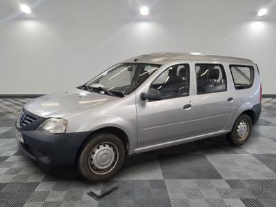 une camionnette argentée garée sur un sol en damier