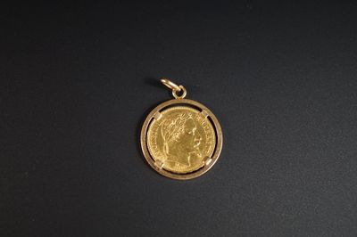 gros plan d'une pièce d'or sur une surface noire