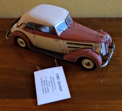 une petite voiture miniature posée sur une table, avec une étiquette de prix