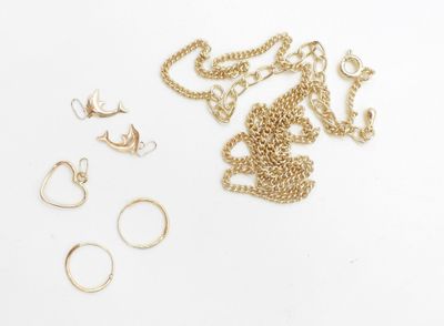 plusieurs types de bagues et de chaînes en or sur un fond blanc