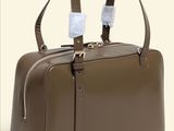 sac à main en cuir marron avec deux anses et une bandoulière