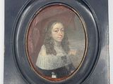 portrait d'une femme en robe noire à col blanc