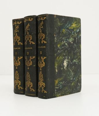 trois livres superposés sur une surface blanche
