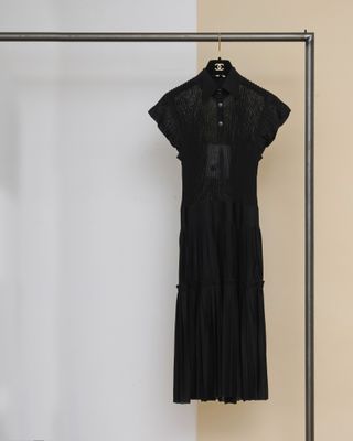 une photo d'une robe noire suspendue à un porte-vêtements