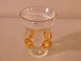 un vase en verre orné d'un motif doré