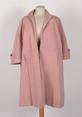 un manteau rose sur un mannequin sur fond blanc