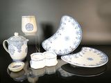 plusieurs pièces de porcelaine bleue et blanche posées sur une table noire