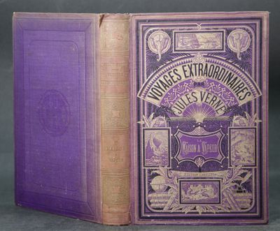 un vieux livre à la couverture violette posé sur une table