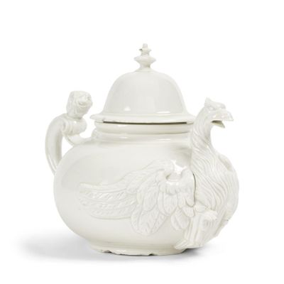 un vase blanc orné d'un oiseau et dont le couvercle est également orné d'un oiseau