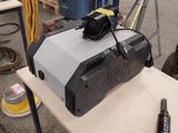 une machine posée sur une table