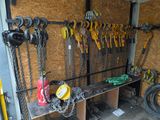 de nombreuses chaînes accrochées au mur du garage