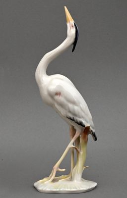 une image représentant une statue d'un oiseau blanc au long cou
