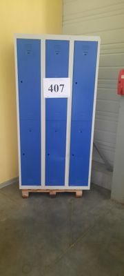 un casier bleu et blanc près d'un mur jaune