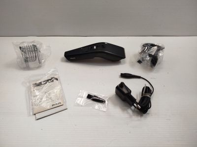 le contenu d'une souris d'ordinateur et d'autres appareils électroniques est disposé sur une table
