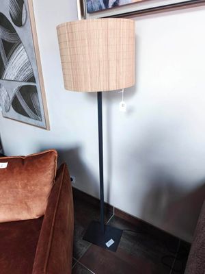 un canapé marron et un fauteuil marron dans un salon