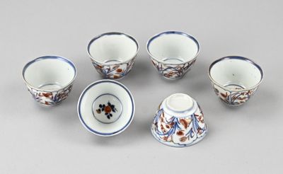 Plusieurs petites tasses et soucoupes sont disposées en cercle