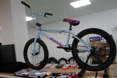 un vélo posé sur une table dans une pièce
