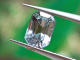 un diamant tenu par une paire de pinces