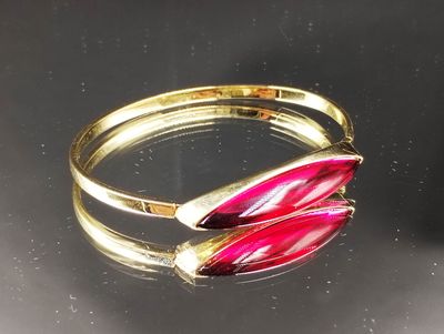 bracelet composé de deux perles de verre rouges sur un fond noir