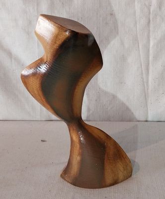 une sculpture en bois posée sur une table