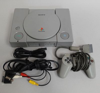 une console de jeu vidéo et un contrôleur de jeu sur une table